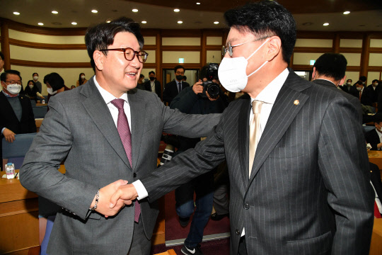 권성동 국민의힘 의원과 장제원 의원이 7일 국회 의원회관에서 열린 '국민공감' 발족식에서 만나 악수하고 있다.<연합뉴스>